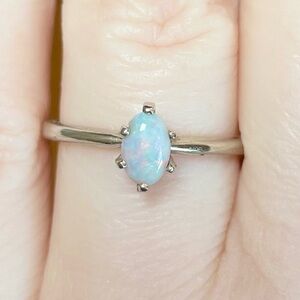 14K Fire Opal 6x3mm vintage rainbow iridescent oval Cabochon gold ring​​…​